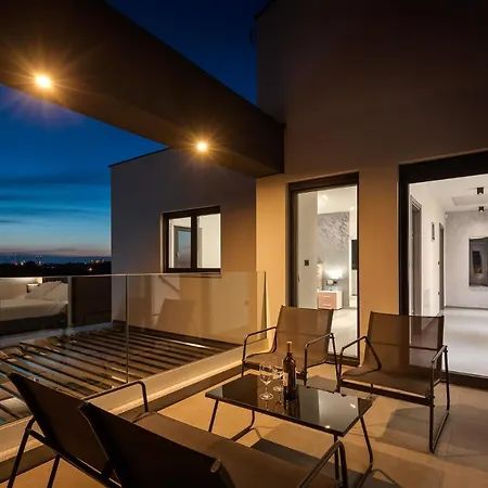 Βίλα Modern Nea With Outdoor Pool In Πούλα