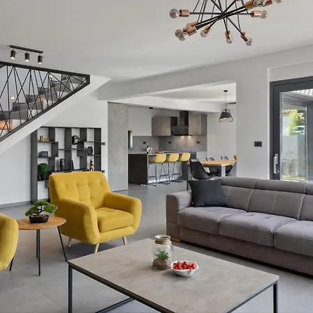 Modern Nea With Outdoor Pool In 普拉