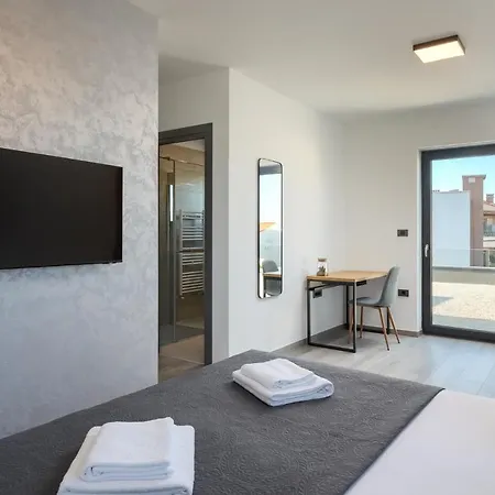 Modern Nea With Outdoor Pool In