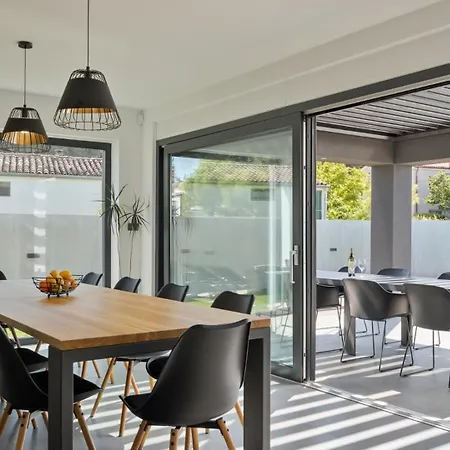 Modern Nea With Outdoor Pool In