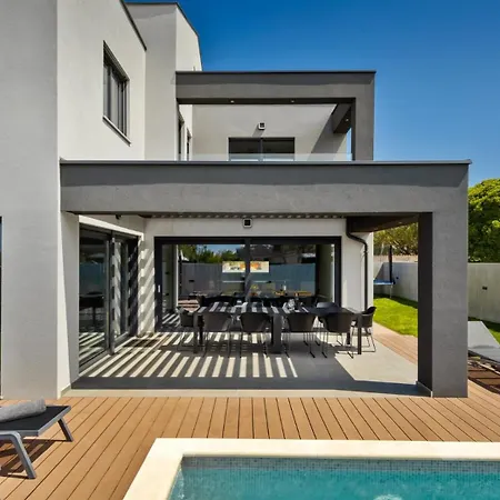 Modern Nea With Outdoor Pool In 别墅