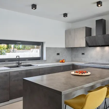 Modern Nea With Outdoor Pool In Βίλα