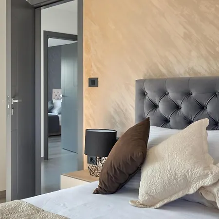 Modern Nea With Outdoor Pool In * 普拉