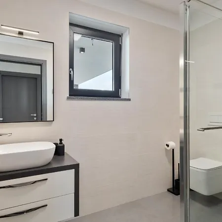 Modern Nea With Outdoor Pool In Βίλα Πούλα