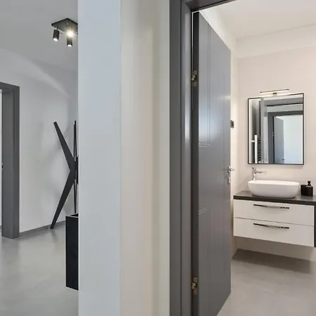 Βίλα Modern Nea With Outdoor Pool In Πούλα