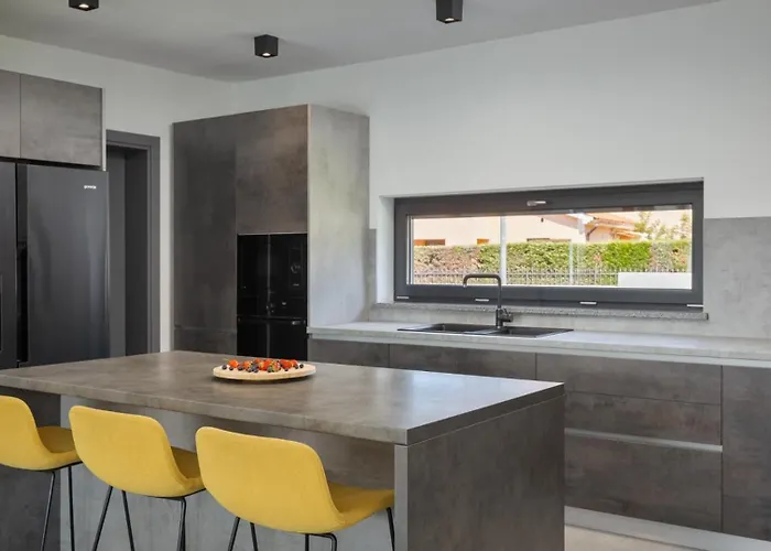 Modern Nea With Outdoor Pool In Pola