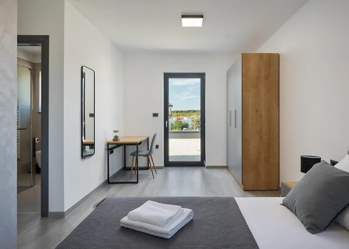 Modern Nea With Outdoor Pool In * Pola