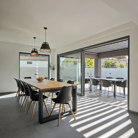 Modern Nea With Outdoor Pool In Vila Pula