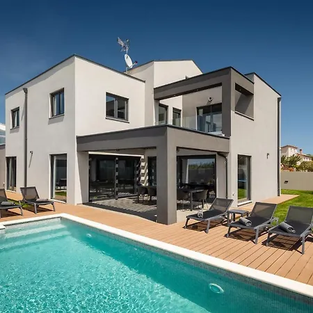 Vila Modern Nea With Outdoor Pool In