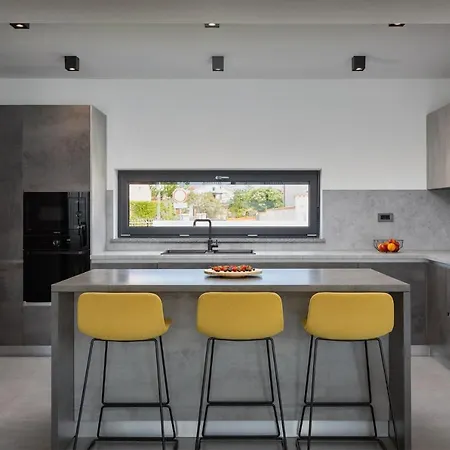 Modern Nea With Outdoor Pool In Vila