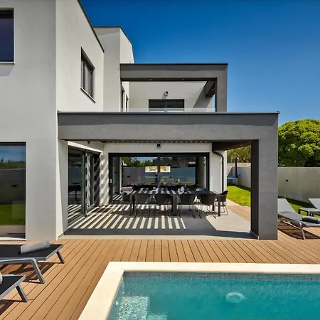 Vila Modern Nea With Outdoor Pool In Pula