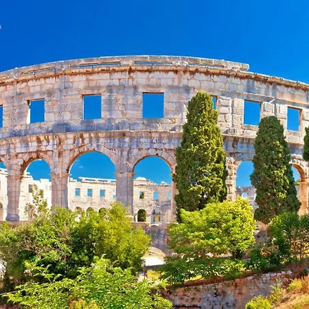 Vila Modern Nea With Outdoor Pool In *