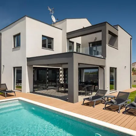 Modern Nea With Outdoor Pool In Villa