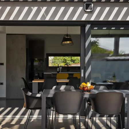 Modern Nea With Outdoor Pool In Vila *