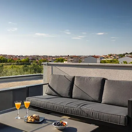 ヴィラ Modern Nea With Outdoor Pool In プーラ