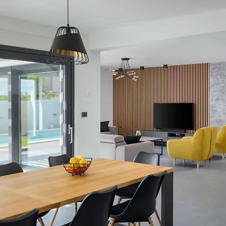 Modern Nea With Outdoor Pool In Vila