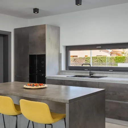 Modern Nea With Outdoor Pool In Pula