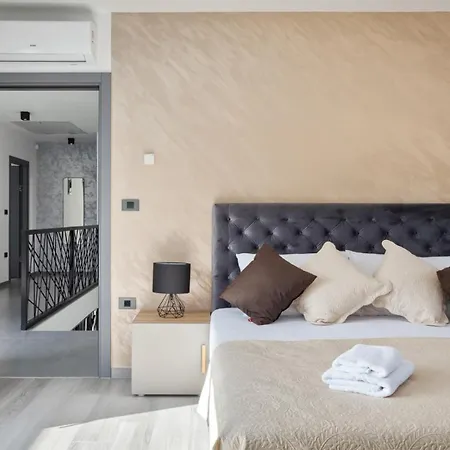 Modern Nea With Outdoor Pool In Vila *