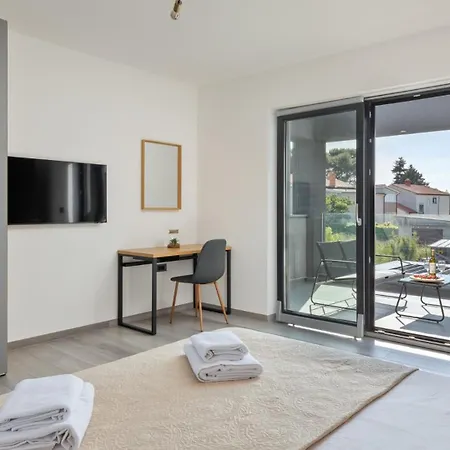 Modern Nea With Outdoor Pool In Vila