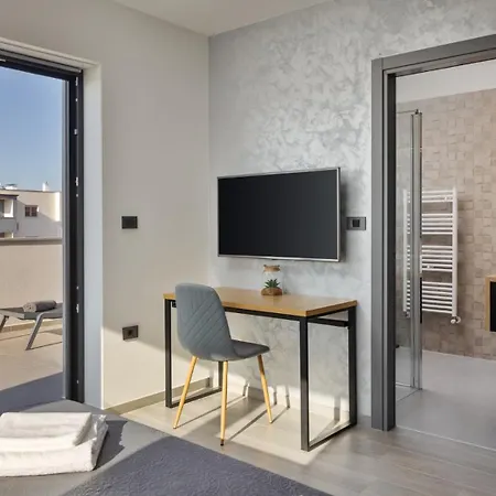 Modern Nea With Outdoor Pool In Pula