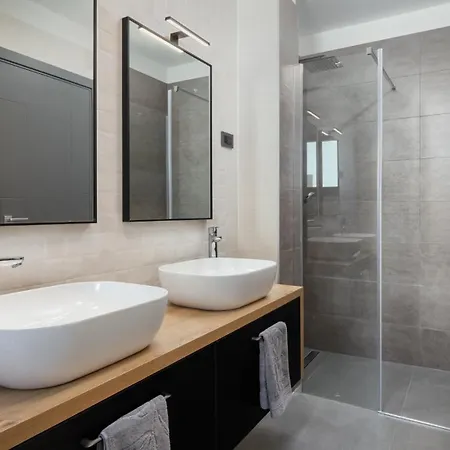 Modern Nea With Outdoor Pool In Vila *