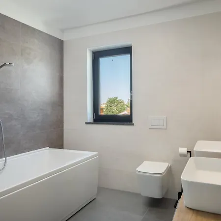 Vila Modern Nea With Outdoor Pool In Pula
