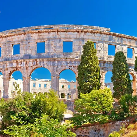 Vila Modern Nea With Outdoor Pool In *