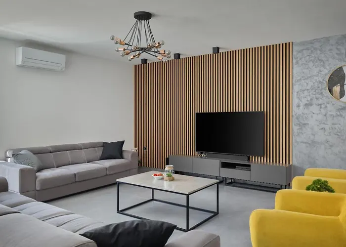 Modern Nea With Outdoor Pool In プーラ