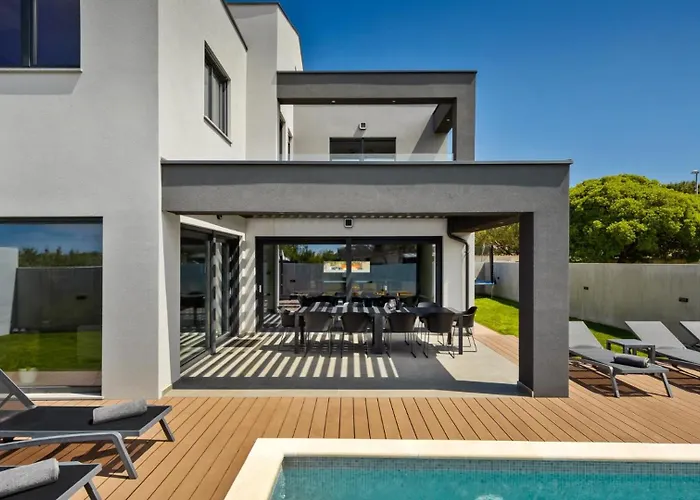 Modern Nea With Outdoor Pool In Vila
