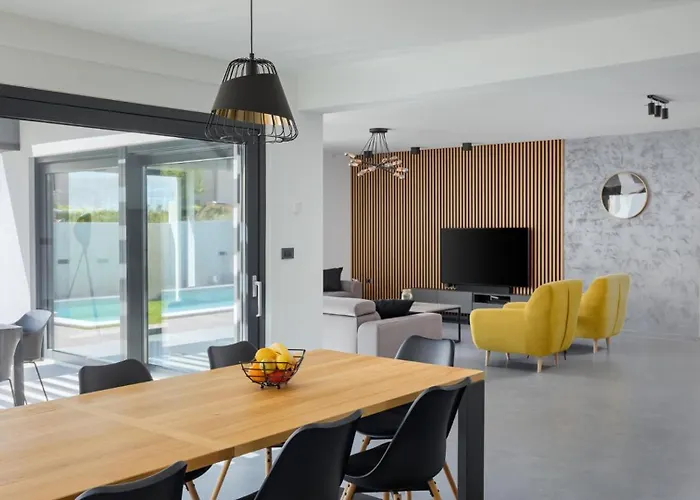 Modern Nea With Outdoor Pool In Vila