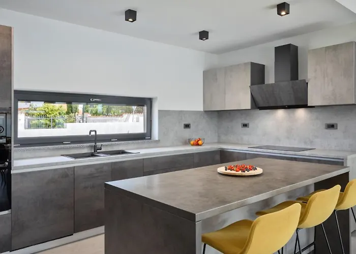 Modern Nea With Outdoor Pool In Vila