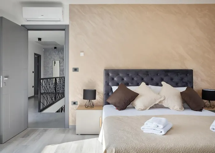 Modern Nea With Outdoor Pool In Vila *