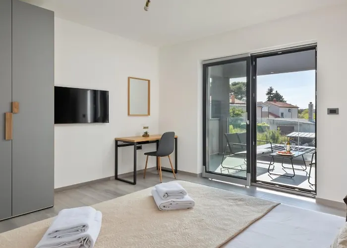 Modern Nea With Outdoor Pool In Vila