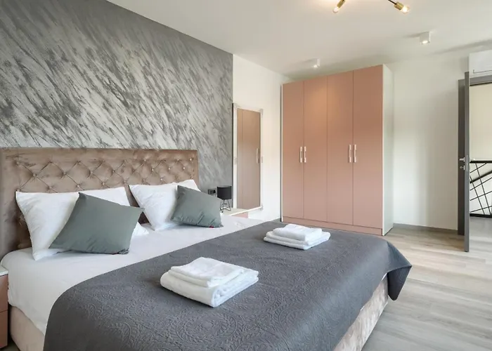 Modern Nea With Outdoor Pool In ヴィラ