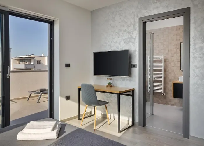 Modern Nea With Outdoor Pool In プーラ