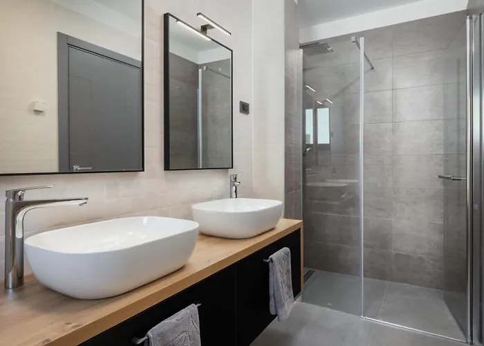 Modern Nea With Outdoor Pool In Vila *