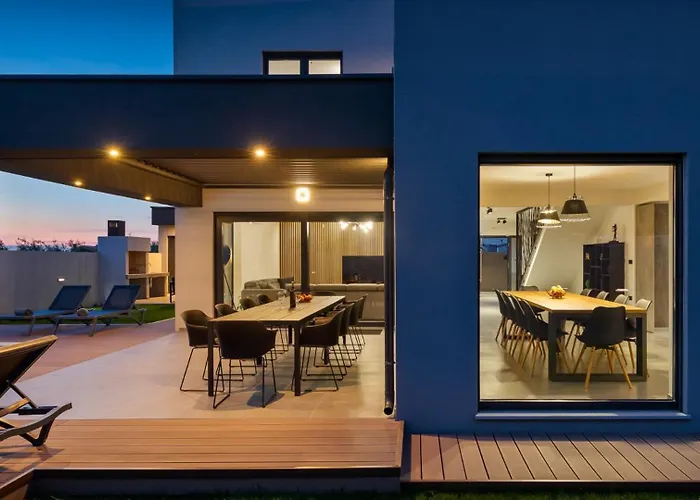 Modern Nea With Outdoor Pool In