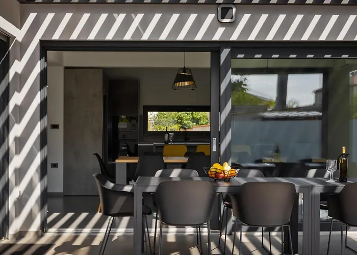 Modern Nea With Outdoor Pool In Villa *